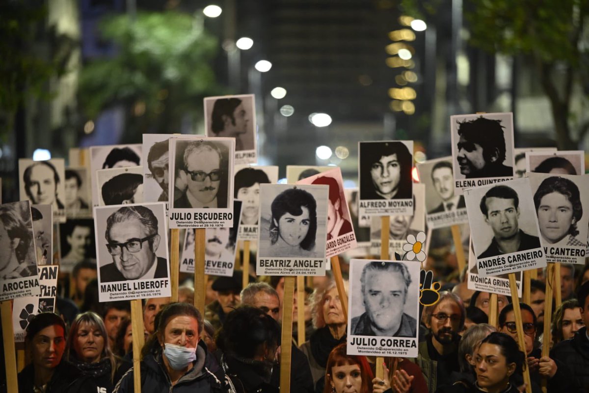 Frente_Amplio's tweet photo. Un país se cubre de memoria.
Y el silencio se llena de sentido.
Marchamos por memoria, verdad y justicia. Nunca más. https://t.co/rsL6eSpKVV