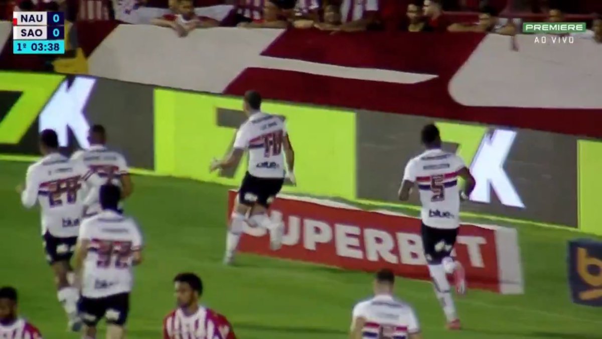 Mais da metade das finalizações do São Paulo no 1º tempo contra o Náutico tiveram participação direta do Luciano [5/9].

👟 3 finalizações (1 gol)
🔑 2 chances criadas

Estão gostando do nosso 10 hoje?