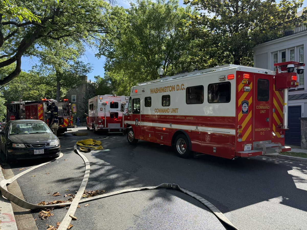 ESV911's tweet photo. DC Fire EMS Command Unit  atending 2nd Alarm Fire Kakorama Rd NW Washington DC https://t.co/8YMmr72Qy4