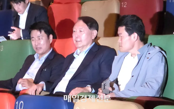 그니까 내란으로 파면당한 전직 대통령이 제대로 된 측근도 없이 내란 빨갱이짓 하다 친구잃고 가정잃고 돈도 못버는 극우 렉카 전한길과 관객 텅텅 빈 사이비 음모론 영화 만든 이영돈을 대동하고 이재명 당선을 위해 선거운동을 했다는거죠? 영화 끝나고 룸살롱 판사한테 고맙다고 전화도 하겠네요.