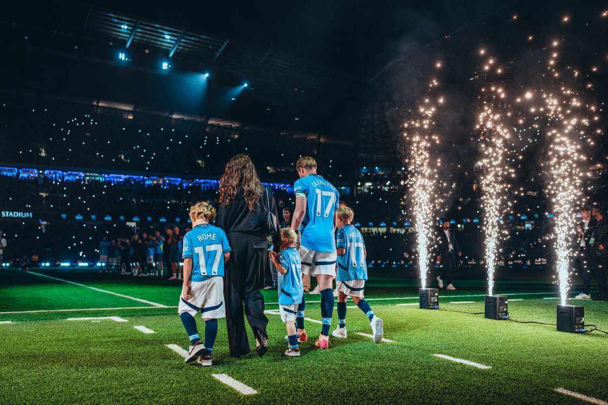 MundoFutbo25's tweet photo. La postal del día
El adiós de una leyenda SkyBlue.
Kevin De Bruyne disputó su último partido en el Etihad con el Manchester City tras una era inolvidable 
8 años, 19 títulos y una magia indescriptible. 

El legado de Kevin De Bruyne queda grabado en cada rincón del Etihad.

#GraciasKBD #ManCity #Futbol #MundoFutbol #DeBruyne