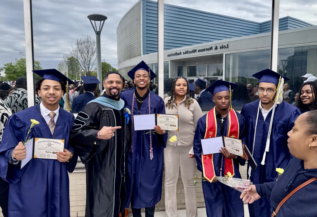 Congratulations to the graduates of Toledo Early College Class of 2025! This graduating class had 66% of them also graduate with an associate degree from the University of Toledo.  

Thank you for being TPS Proud!