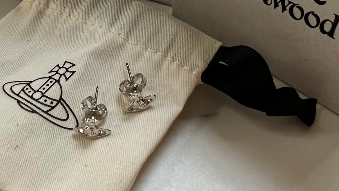 🪐✨แอดขอมาแนะนำต่างหูจาก Vivienne westwood รุ่น Lorelei Stud Earrings
สายมินิมอลเชิญทางนี้🙌🏻🧼🫧
แมทช์ได้เกือบทุกลุค ถูกใจสาว cool tone เป็นอย่างมาก