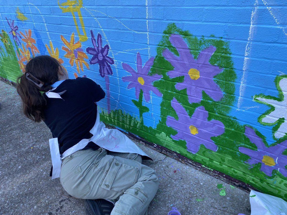 Kipsbayclub's tweet photo. From sketch to splash! SONYC is painting the future with Mr. James as they work on the new playground mural—transforming our space into a canvas of creativity. 🎨 

#ArtInAction #KipsBaySONYC #KipsBayPalmaro #YouthArtists #PlaygroundProject #SONYCStrong #thebronx https://t.co/rmfr1sBPnS