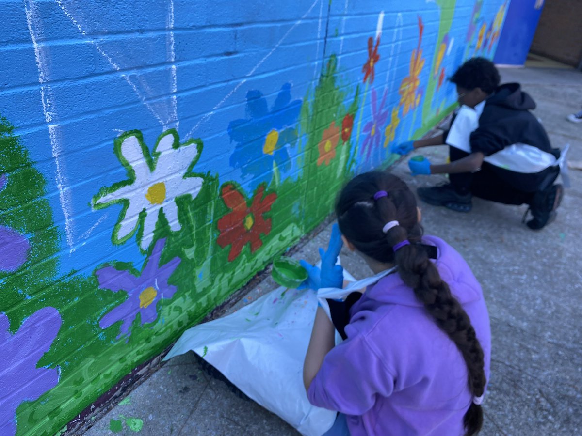 Kipsbayclub's tweet photo. From sketch to splash! SONYC is painting the future with Mr. James as they work on the new playground mural—transforming our space into a canvas of creativity. 🎨 

#ArtInAction #KipsBaySONYC #KipsBayPalmaro #YouthArtists #PlaygroundProject #SONYCStrong #thebronx https://t.co/rmfr1sBPnS