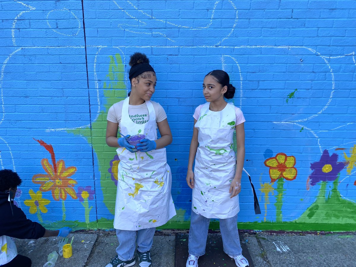 Kipsbayclub's tweet photo. From sketch to splash! SONYC is painting the future with Mr. James as they work on the new playground mural—transforming our space into a canvas of creativity. 🎨 

#ArtInAction #KipsBaySONYC #KipsBayPalmaro #YouthArtists #PlaygroundProject #SONYCStrong #thebronx https://t.co/rmfr1sBPnS