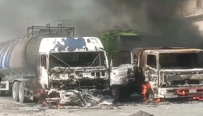 نوشہروفیروز میں مشتعل مظاہرین نے صوبائی وزیر داخلہ الحسنضیالنجار کے گھرکو آگ لگا دی نوشہروفیروز میں مشتعل مظاہرین نے صوبائی وزیر داخلہ الحسن ضیا لنجار کے گھرکو آگ لگا دیاس موقع پر پہنچنے والی پولیس پر مظاہرین نےپتھراؤکیا، 2 ٹریلر کو بھی آگ لگادی
 &amp; SDN News HD tv نواب شاہ ڈویزن