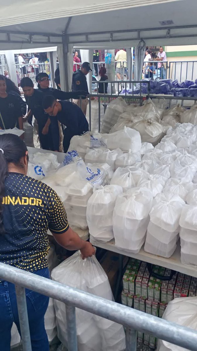 ojocolombia2026's tweet photo. 🇨🇴 PETRO acaba de decir que todo BARRANQUILLA salio apoyar la CONSULTA POPULAR!!

La realidad es que Barranquilla salió para recibir el plato de LECHONA que están repartiendo en este momento.

Armando Benedetti se gasto de los impuestos de los colombianos más de $ 4.000.000.000 en lechona para el evento en Barranquilla en el paseo bolivar.