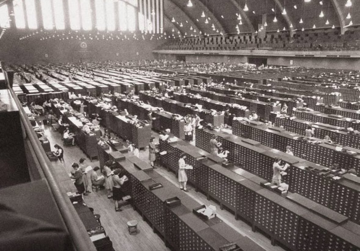 Historic_ig's tweet photo. In 1942, the FBI stored over 70 million fingerprint records—by hand. This massive warehouse was once the heart of America’s criminal database. https://t.co/KIVxNb9oGT