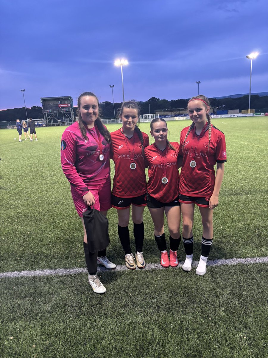 samroyffe's tweet image. After a fantastic final Caerphilly schools are under 16’s champions 🏆🥇 @IslwynHighSport @IslwynHighSport