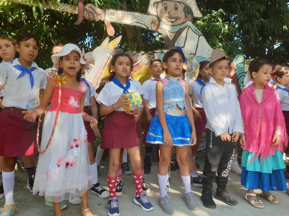 YMarquezSanchez's tweet photo. #MartíEntreNosotros
#MartíVive
Brigada José Martí Freyrense Homenajeando al Apóstol acompañados del talento de los Niños del Seminternado José de la Luz y Caballero.
#MiBrigadaSigueAquí
#QueNuestroArteSeaElDeTodos
#EducaciónFreyre
@DPEHolguin 
@CubaMined https://t.co/Hm1APwTxLw