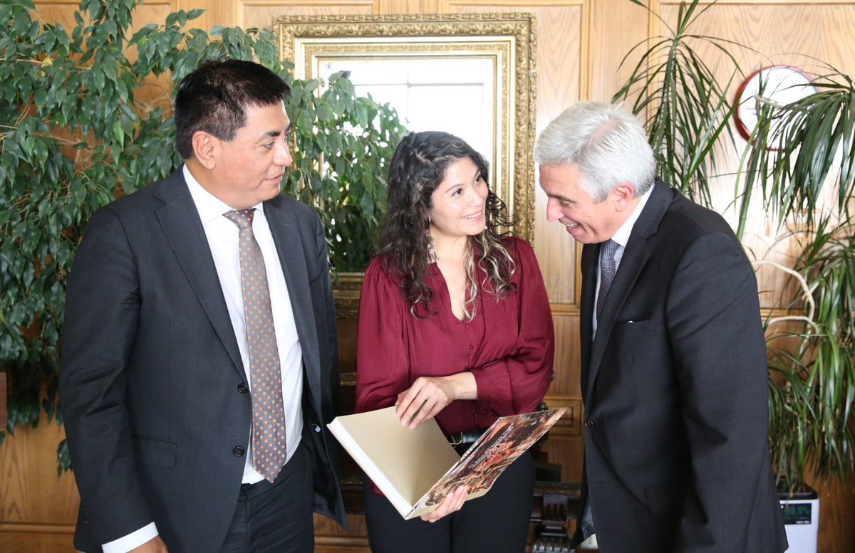 Hoy me reuní con el Embajador de Perú, <a href="/CaminoPeter/">Peter Camino Cannock</a> , para dialogar sobre el estado y proyección de las relaciones bilaterales entre nuestros países, en mi calidad de Presidenta de la Comisión de Relaciones Exteriores.