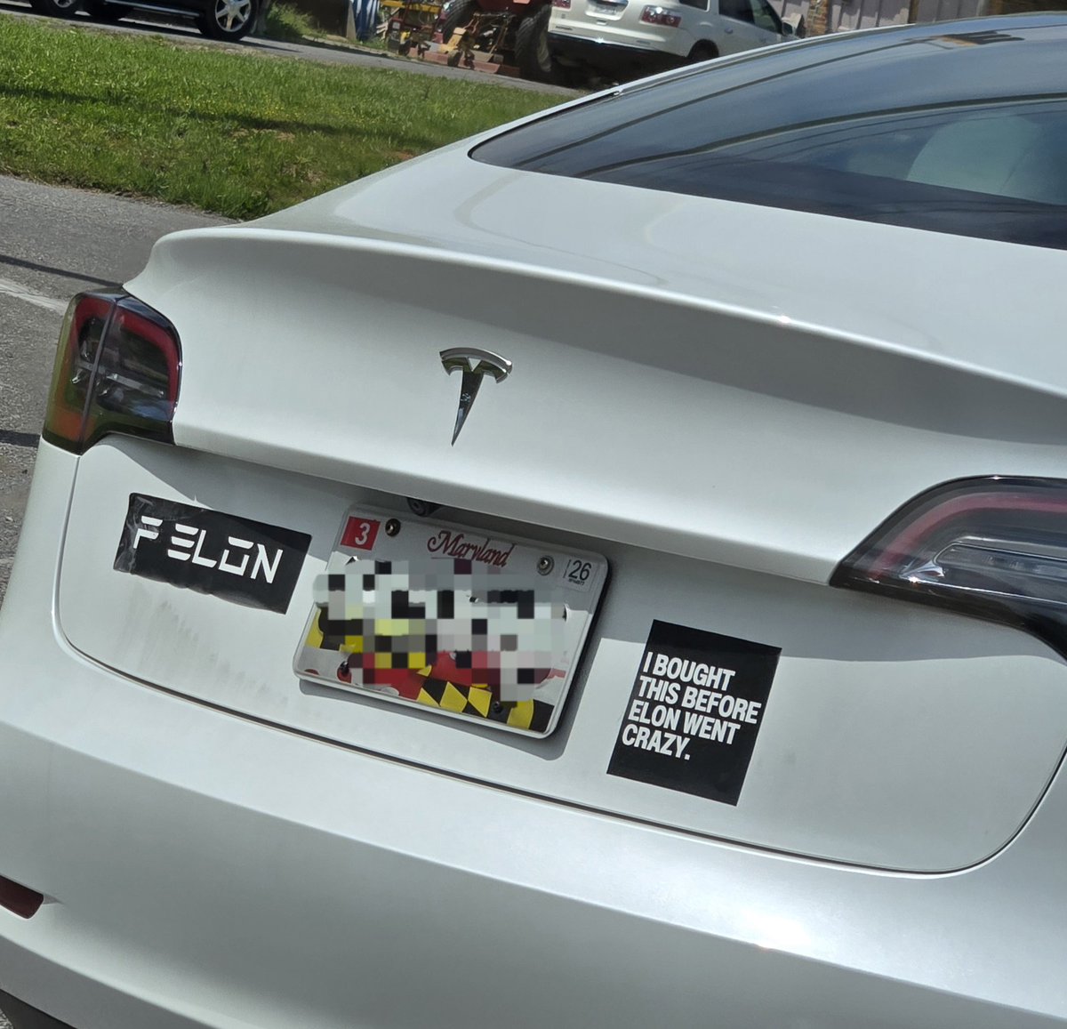 BaltoSpectator's tweet photo. Spotted in Maryland:
This Tesla had not one, but two custom stickers:
โ โFELONโ where the brand name usually goes
โ โI bought this before Elon went crazyโ on the other side
Honestly? This carโs telling a whole story.
10/10 bumper therapy.
#Tesla #EVHumor #StickerConfessions https://t.co/PS5y8QaNBD