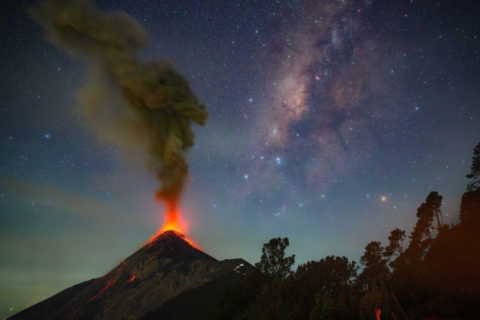 "Vía Láctea: fotógrafo del año", guatemalteco destaca por imagen desde el Acatenango

🌋¡Espectacular! El guatemalteco fue incluido en un listado de 25 imágenes del cielo nocturno,

soy502.com/articulo/guate…