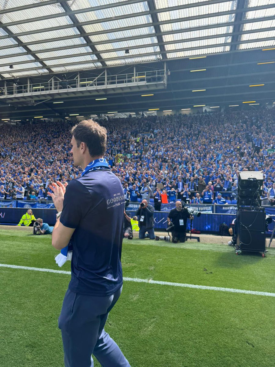 asmir1's tweet image. A beautiful farewell to Goodison Park. An incredible occasion for all Evertonians and very blessed to have been a part of it all. 

It’s been an absolute honour to be a part of Everton Football Club over my two spells. A huge thank you to all my teammates, staff, and all the fans