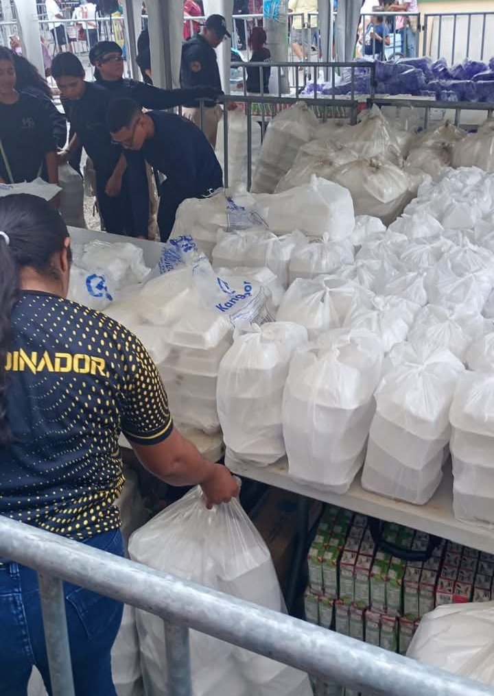 Farmercampo_100's tweet photo. Si ud es de los que aplaude a Petro y aparte se mama semejante solazo por un miserable almuerzo, ud lo que es es un hpta muerto de hambre.
Punto. https://t.co/w0M9OGL2OF