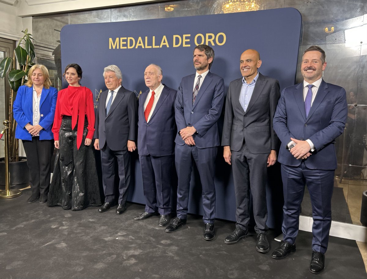 Mariano de Paco Serrano (@depacoserrano) on Twitter photo Uno de los grandes líderes del sector cinematográfico en nuestro país.
Hoy la <a href="/Academiadecine/">Academia de Cine</a> entrega su Medalla de Oro 2025 al productor y distribuidor Enrique Cerezo que ha preservado como nadie nuestro patrimonio cultural. Qué orgullo.
¡Enhorabuena, querido Enrique! Uno de los grandes líderes del sector cinematográfico en nuestro país.
Hoy la <a href="/Academiadecine/">Academia de Cine</a> entrega su Medalla de Oro 2025 al productor y distribuidor Enrique Cerezo que ha preservado como nadie nuestro patrimonio cultural. Qué orgullo.
¡Enhorabuena, querido Enrique!