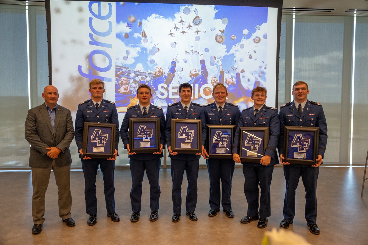 AF_Wrestle's tweet image. Honoring the class of 2️⃣0️⃣2️⃣5️⃣ at the senior send off! ⚡️