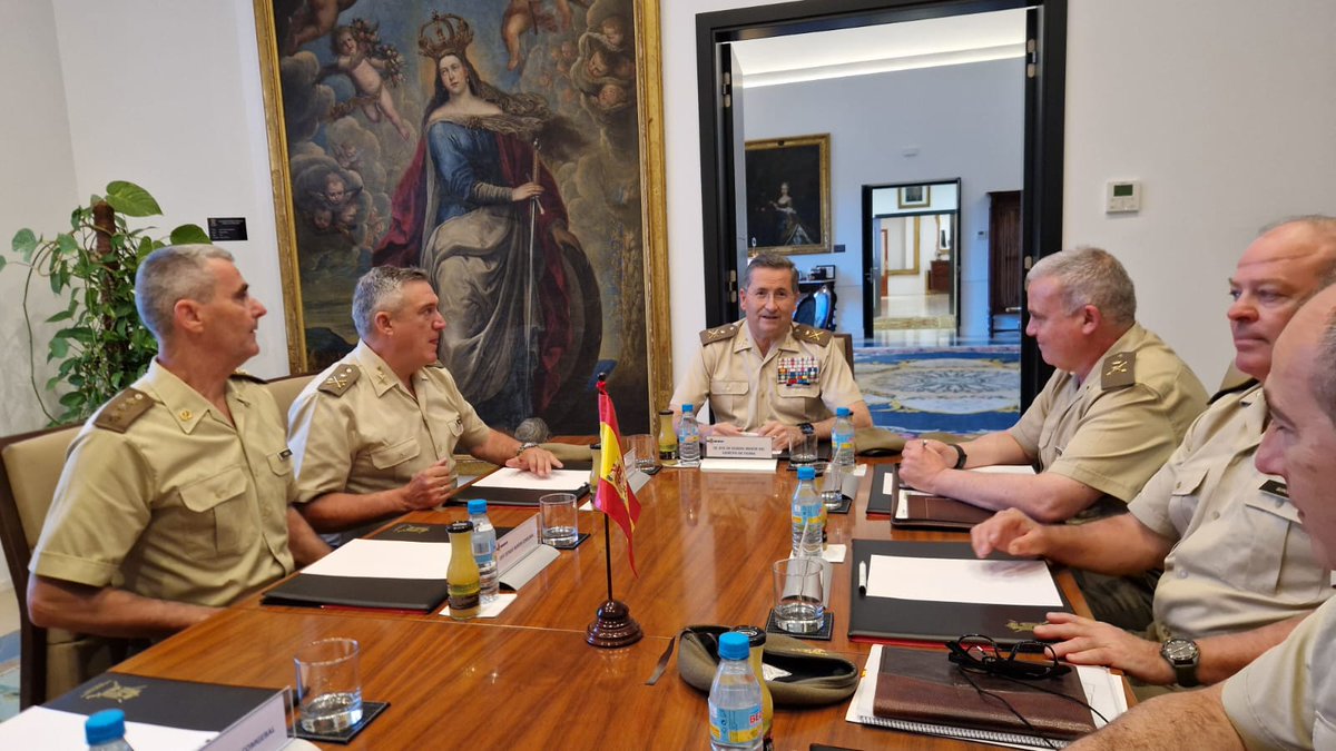 COMGEBAL_ET's tweet photo. Durante el segundo dia de su visita a #Baleares, el GE JEME, Amador Enseñat, ha conocido de primera mano las unidades del @EjercitoTierra en #Mallorca, tales como el CG #COMGEBAL, #Palma47, #CHCM y CDMSC Mallorca. @MCANA_ET. https://t.co/YxiPjGfieu
