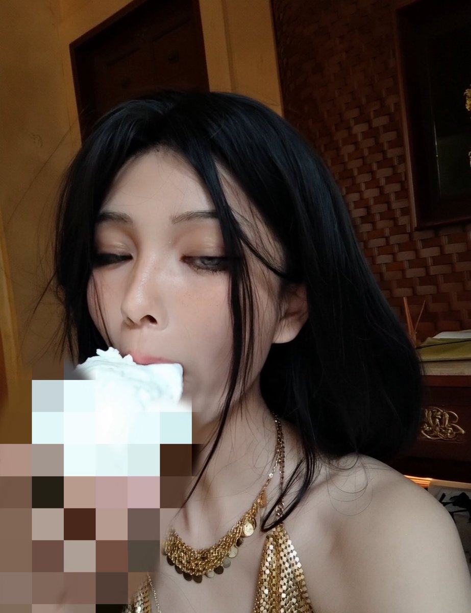 fucknightlight's tweet photo. @PfbxDCSczHyWUHK 夜光的舌頭很長 嘴唇性感，不論是多長的肉棒，都能被她服侍的很好～ 如果是像黑人的肉棒 又粗又長，整根硬塞入她的喉嚨裡 我相信她能承受的住～濃稠大量精液直接射她入喉嚨裡，再加碼 射入尿液在她嘴裡，成為乖巧聽話的肉便器 https://t.co/kF6YmJ2uNz