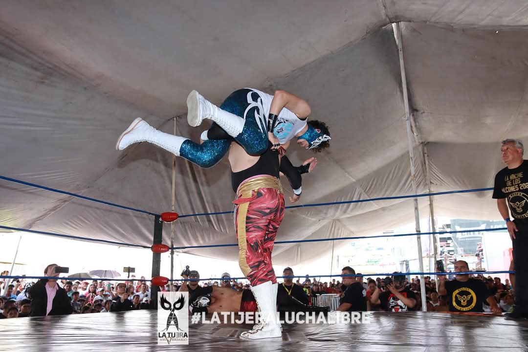 LaTijeraLucha's tweet photo. La explosión llega con 4 pareja, donde #KingDragon y #KingAirox dan cuenta de #GoldenJr y #PrincipeTexka y se llevan las copas de las alas de la #CentralDeAbastosEcatepec previamente habían quedado fuera #AguilaGuerreraII y #AguilaGuerreraJr, #EstrellaDelRing y #Trime... https://t.co/LyFYMBJ1JY