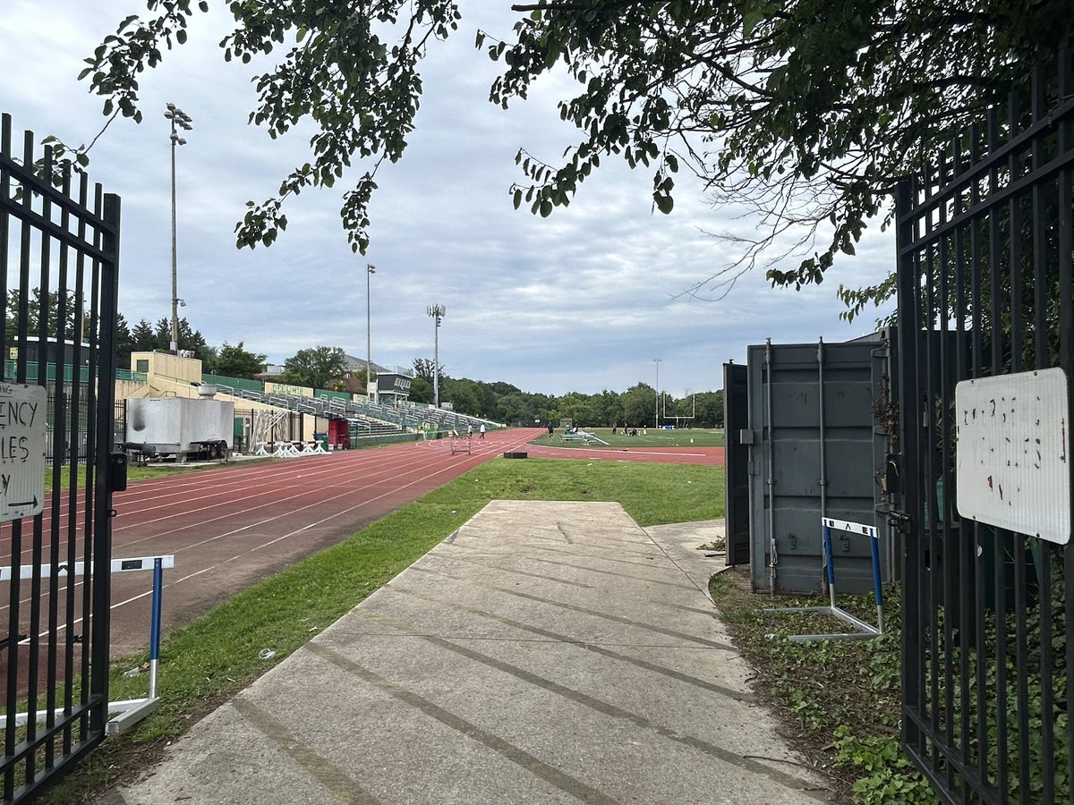 HAPPENING NOW — A homicide investigation is underway after a #shooting near an elementary track meet in northeast DC. This is the field next to Spingarn HS. 

Police say one man is dead. Investigators are searching for 3 suspects who got away. 

More coming up on <a href="/7NewsDC/">7News DC</a>