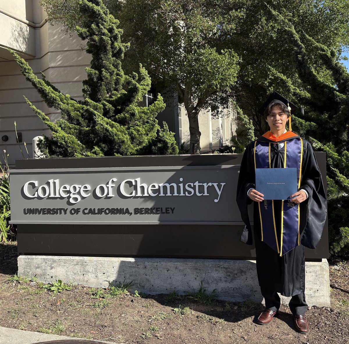 Merchant_Lab's tweet image. Huge congratulations to our lab intern Kenzo Khoo on completing his Master’s in Bioprocess Engineering at UC Berkeley and starting a new role at Genentech! Thank you for your valuable contributions to algae culture scale-up and metabolic analysis at LBNL. We're proud of you!