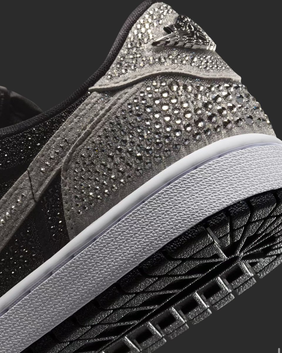 ‘Crystal’
💎 
The Women’s <a href="/Jumpman23/">Jordan</a> 1 Low with Swarovski Crystals

7W-13.5W
$1,000

Raffle Entry In-Store Only: 5/20 - 5/21

Winners selected on 5/22 for in-store pick up 🏆

#TROPHYROOM🏆‼️