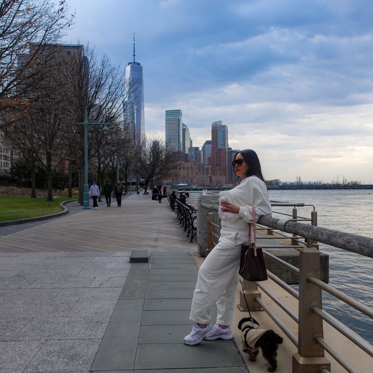 HotelHugoSoHo's tweet photo. 🌊✨ Just a 5-minute stroll from Hotel Hugo, the Hudson River Walk awaits! Perfect for a leisurely escape — why not soak in the views and fresh air during your stay? Grab a friend and make the most of your free time! Who’s ready for some riverside relaxation? 🐾💙 https://t.co/mvY6iMKvpc