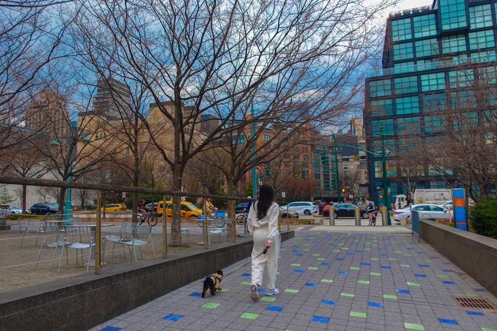 🌊✨ Just a 5-minute stroll from Hotel Hugo, the Hudson River Walk awaits! Perfect for a leisurely escape — why not soak in the views and fresh air during your stay? Grab a friend and make the most of your free time! Who’s ready for some riverside relaxation? 🐾💙