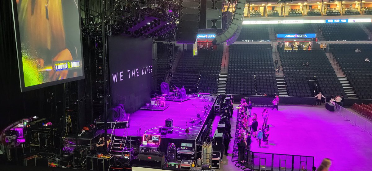 Round 2! <a href="/AvrilLavigne/">Avril Lavigne</a> #GreatestHitsTour