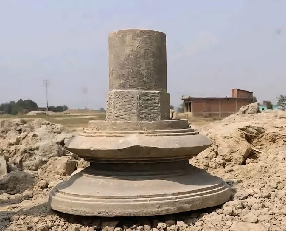 rabinsxp's tweet photo. 12th century's ShivaLinga has been unearthed in In #Kapilvastu Municipality, #Nepal, during the excavation of a pond.  
Further research is being carried out to better understand its historical and cultural value.
This will go down in history!
 #Shivalinga #Nepal #Mahadev https://t.co/f6gTiPDTd3