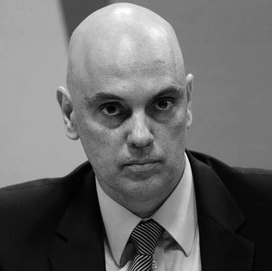 pedrorousseff's tweet photo. 🚨URGENTE 

Alexandre de Moraes ACABA de  votar para tornar RÉUS 9 militares e 1 policial federal que planejaram o ASSASSINATO de Lula e Alckmin. 

- Entre eles, estão os chamados "kids pretos", militares das Forças Especiais!

GRANDÍSSIMO DIA! SEM ANISTIA! 🇧🇷💪 https://t.co/MQ3GTwTO13