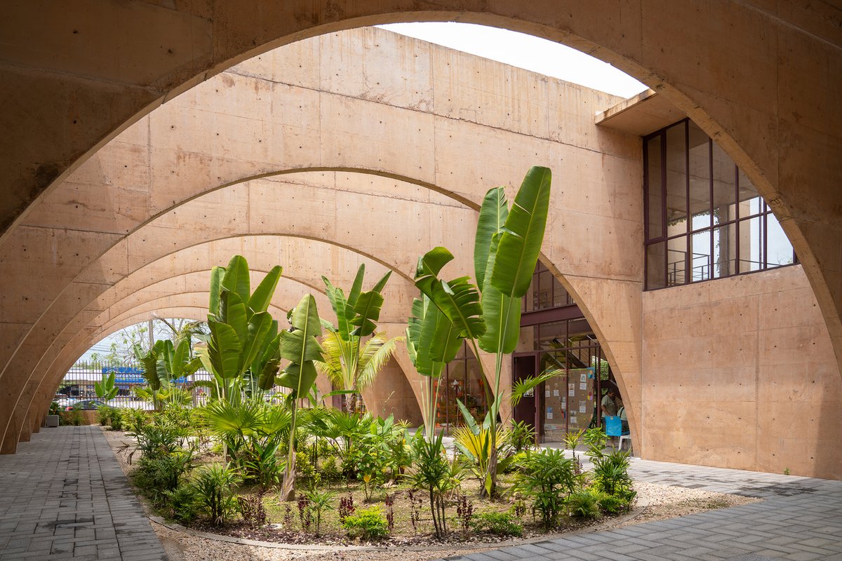 archdaily_es's tweet photo. El Parque Recreativo "El Campestre" y el Centro de Desarrollo Comunitario son el resultado de una intervención urbana que busca revitalizar la vida pública mediante el diseño de espacios que fomentan la convivencia, la cultura y el desarrollo social. https://t.co/5Y75BhJSP3 https://t.co/RMT5rtLez8