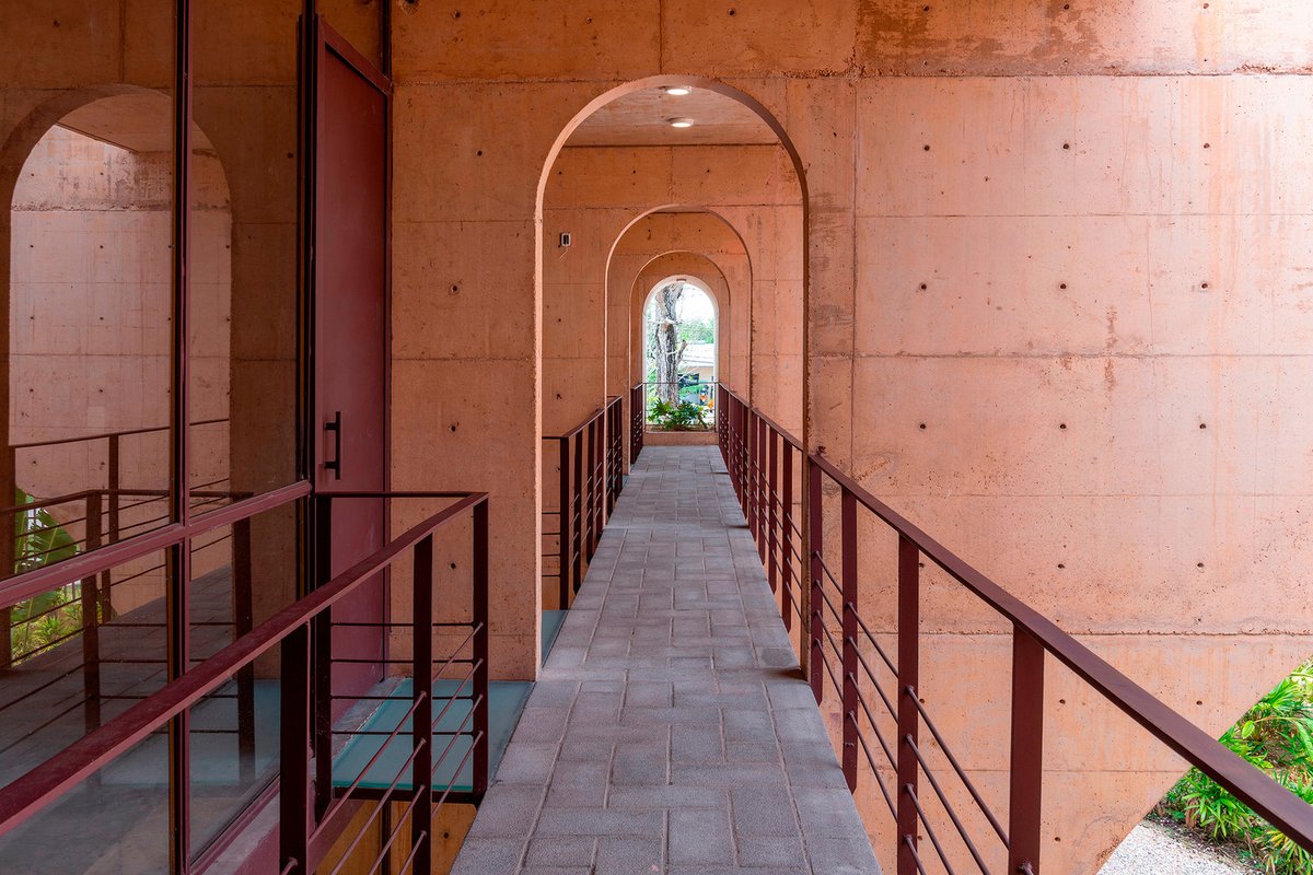 archdaily_es's tweet photo. El Parque Recreativo "El Campestre" y el Centro de Desarrollo Comunitario son el resultado de una intervención urbana que busca revitalizar la vida pública mediante el diseño de espacios que fomentan la convivencia, la cultura y el desarrollo social. https://t.co/5Y75BhJSP3 https://t.co/RMT5rtLez8