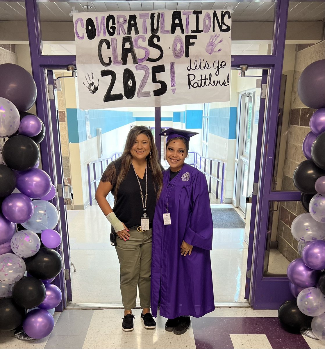 Moreno23Mc's tweet photo. Class of 2025 of @SanMarcosHigh1_ stopped by @MillerSMCISD for their Senior walk and enjoyed seeing their former teachers! Here’s to leaving your mark and stepping into the next chapter with pride. #Seniors #LastWalk #NextChapter https://t.co/spOZGclqry
