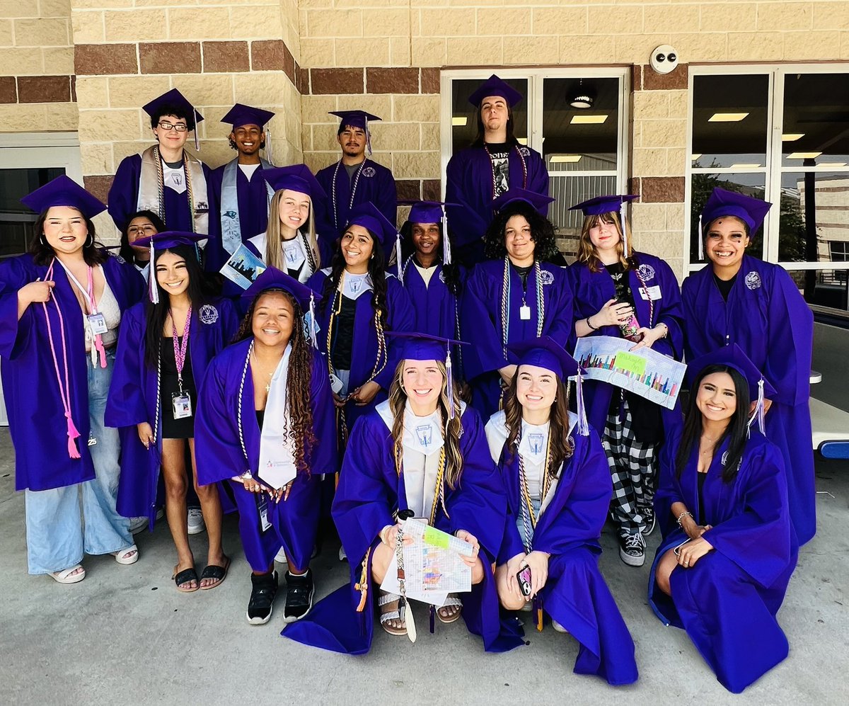 Moreno23Mc's tweet photo. Class of 2025 of @SanMarcosHigh1_ stopped by @MillerSMCISD for their Senior walk and enjoyed seeing their former teachers! Here’s to leaving your mark and stepping into the next chapter with pride. #Seniors #LastWalk #NextChapter https://t.co/spOZGclqry