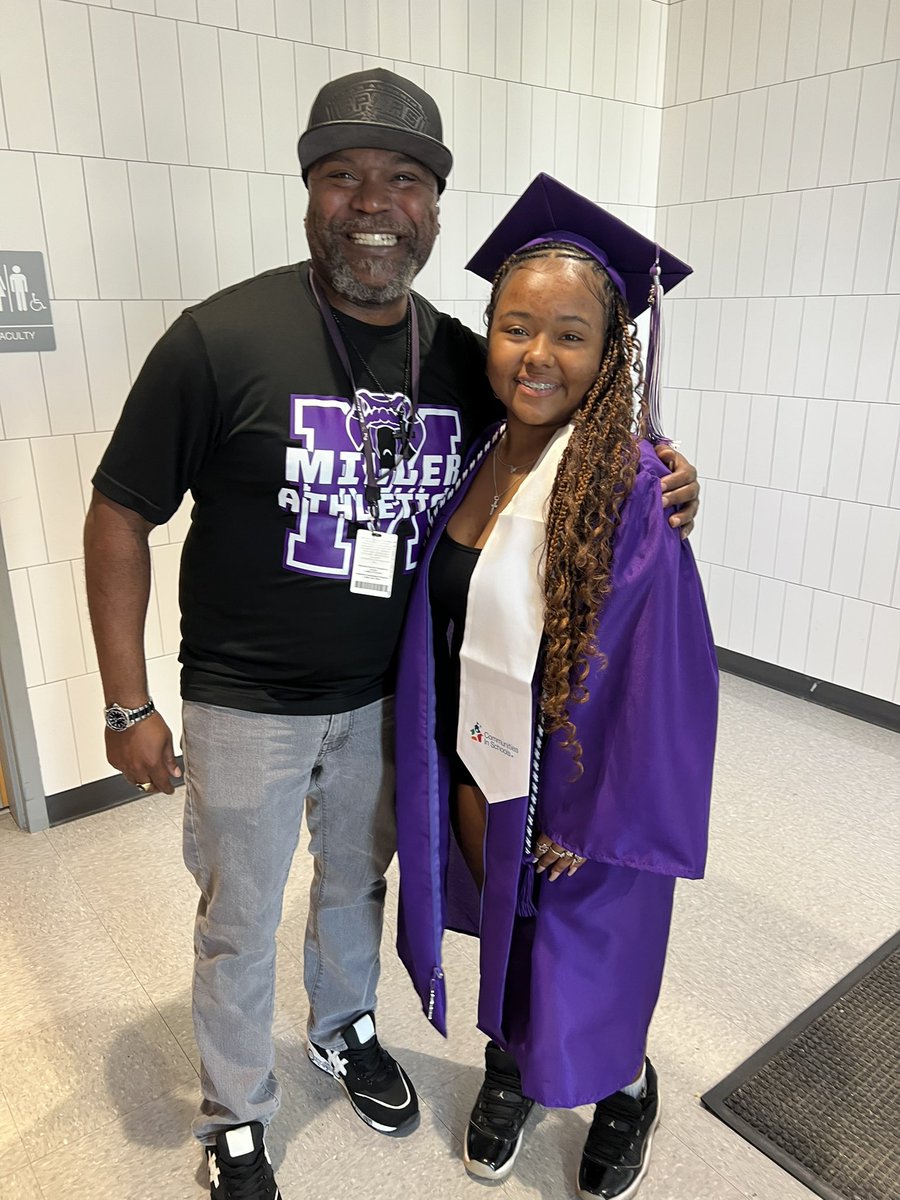 Moreno23Mc's tweet photo. Class of 2025 of @SanMarcosHigh1_ stopped by @MillerSMCISD for their Senior walk and enjoyed seeing their former teachers! Here’s to leaving your mark and stepping into the next chapter with pride. #Seniors #LastWalk #NextChapter https://t.co/spOZGclqry