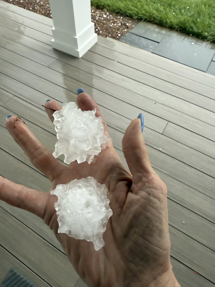 debbiedlsutiger's tweet photo. @NashSevereWx Hailing on Arno Rd https://t.co/jTLZLkNEMe