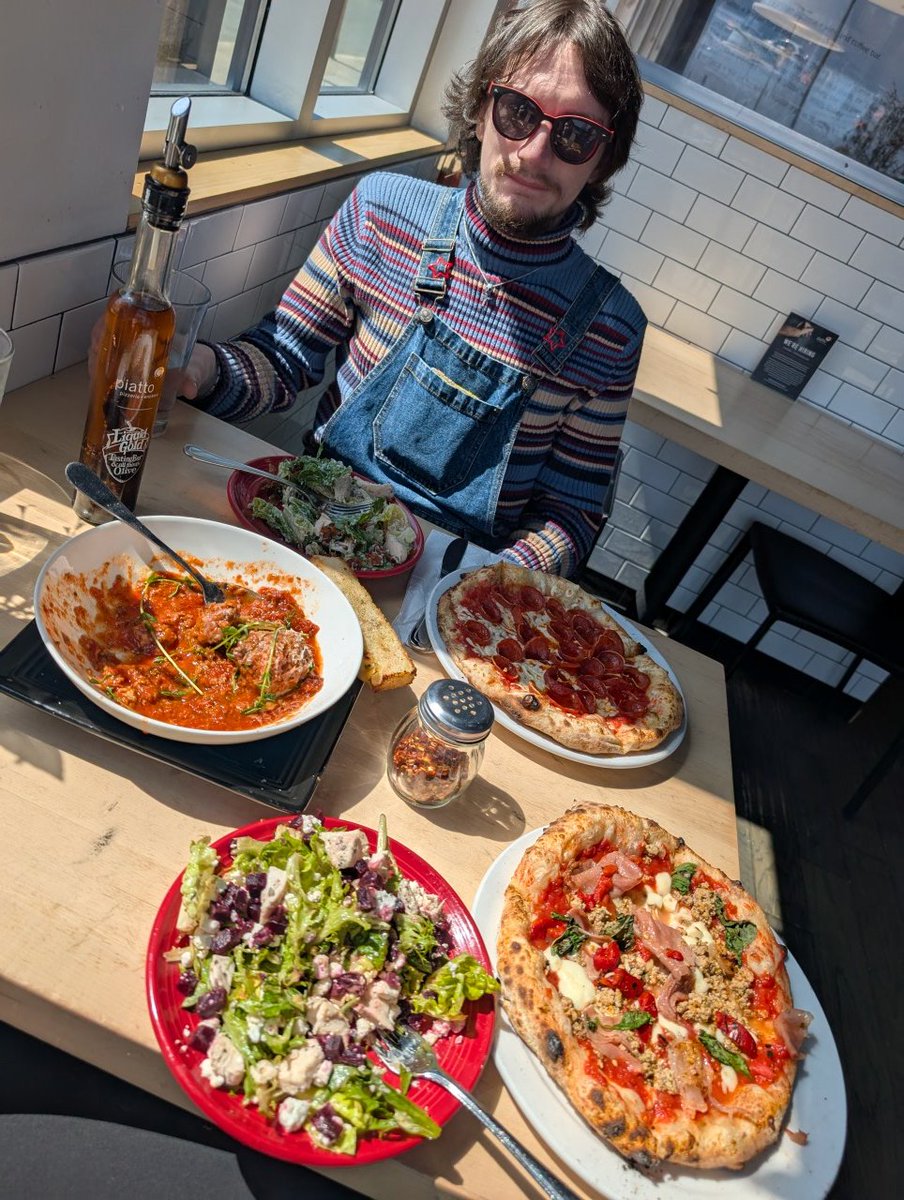 IMJUSAFRIEND 💛 tweet media