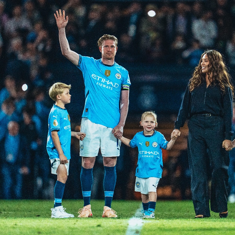 ManCity's tweet photo. We will honour @KevinDeBruyne’s incredible decade of service to the Club by commissioning a special statue celebrating the midfielder’s magnificent Etihad career 👑