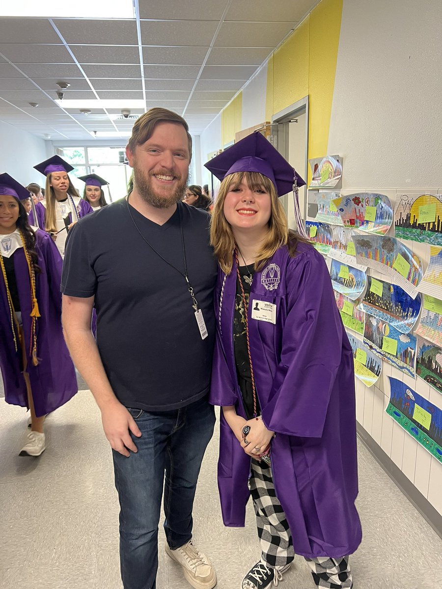Moreno23Mc's tweet photo. Class of 2025 of @SanMarcosHigh1_ stopped by @MillerSMCISD for their Senior walk and enjoyed seeing their former teachers! Here’s to leaving your mark and stepping into the next chapter with pride. #Seniors #LastWalk #NextChapter https://t.co/RGZom7xmcP