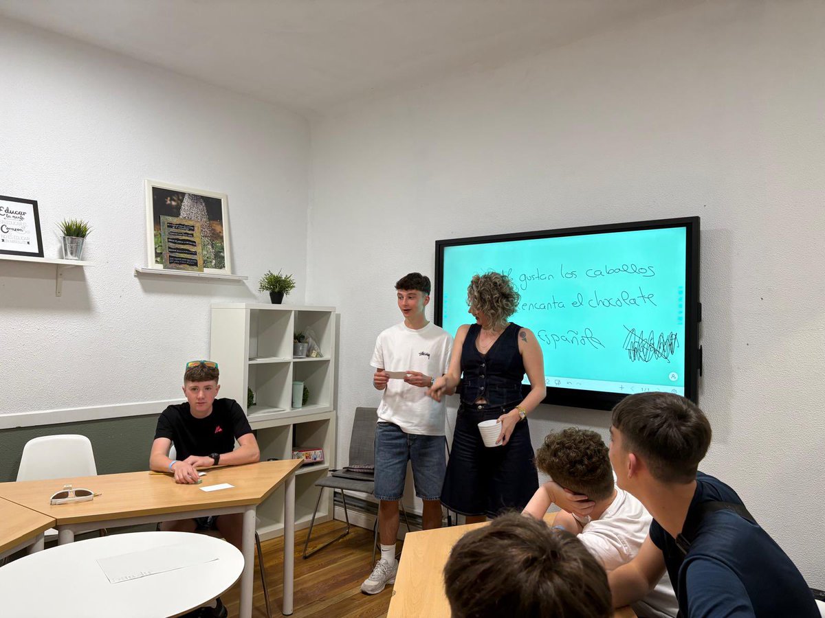 Día número dos started off bright and early with a Spanish lesson! Great to see the pupils putting what they’ve learnt in the department into action🇪🇸