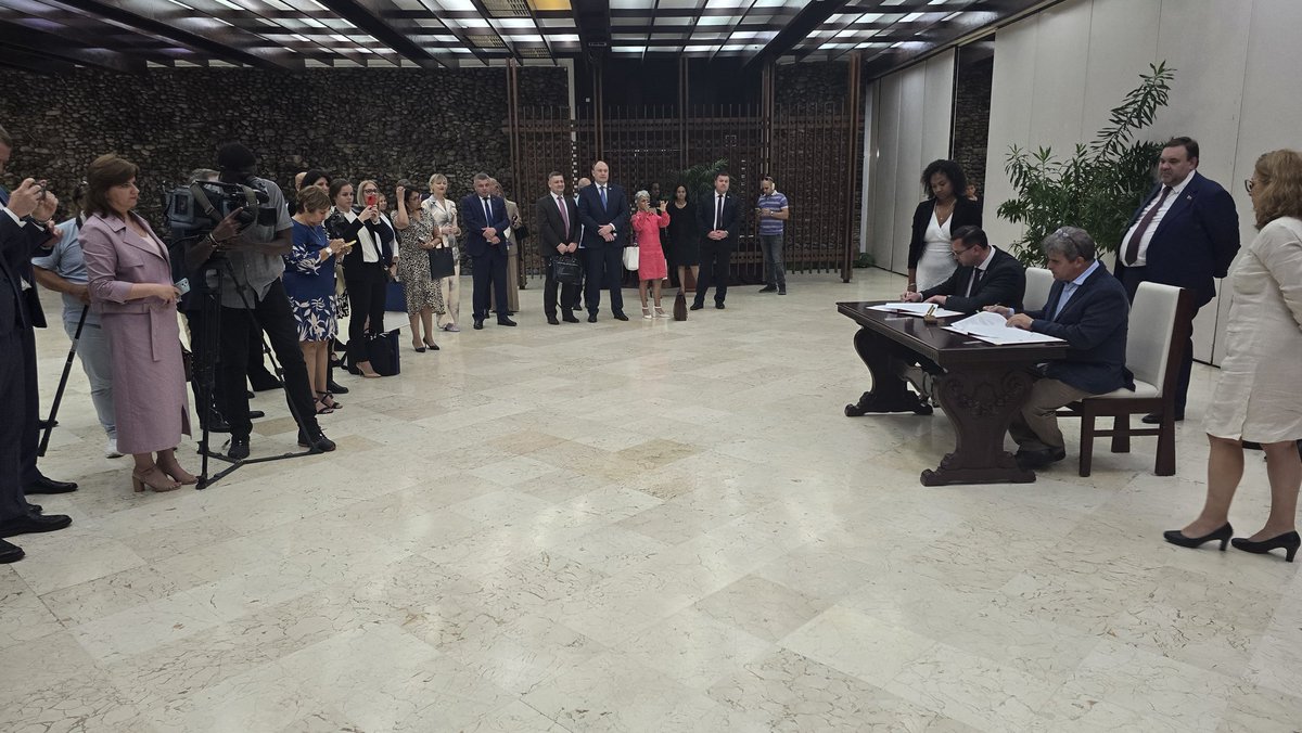 PimentVazquez's tweet photo. Se clausura la XII Sesión de la Comisión Intergubernamental Cuba-Belarus. @BioCubaFarma presente con varios proyectos, incluyendo el de la primera empresa mixta en este sector entre ambos países. Al finalizar, el @cim_cuba firmó un contrato comercial con la empresa Belresursy. https://t.co/tvi9hbOGdx