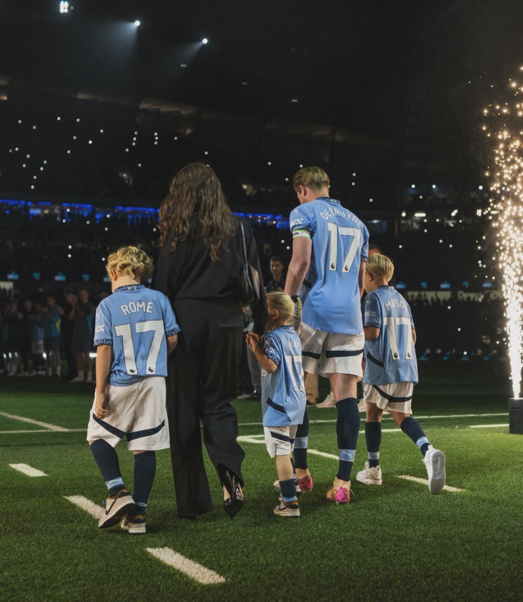 Ilkay Gündogan (@ilkayguendogan) on Twitter photo A big thank you to one of the club's biggest legends KDB - we will definitely miss u - what a world class player and what an amazing career! 👑 <a href="/KevinDeBruyne/">Kevin De Bruyne</a> A big thank you to one of the club's biggest legends KDB - we will definitely miss u - what a world class player and what an amazing career! 👑 <a href="/KevinDeBruyne/">Kevin De Bruyne</a>