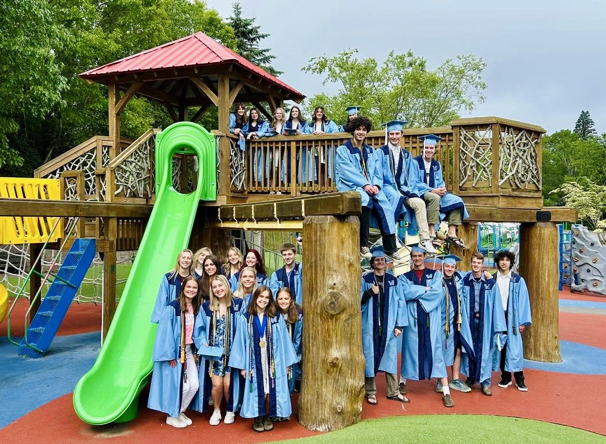 WataugaSchools's tweet photo. #SeniorWalkthrough for our Blowing Rock School alumni! 🎊 👟 🎓 

These former rockets prepared for blast off and landed where it all began at their K-8 school. It was joyous for them to see so many familiar faces and spaces!
💚 🚀 
#ClassOf2025 https://t.co/J8lZpXljQz