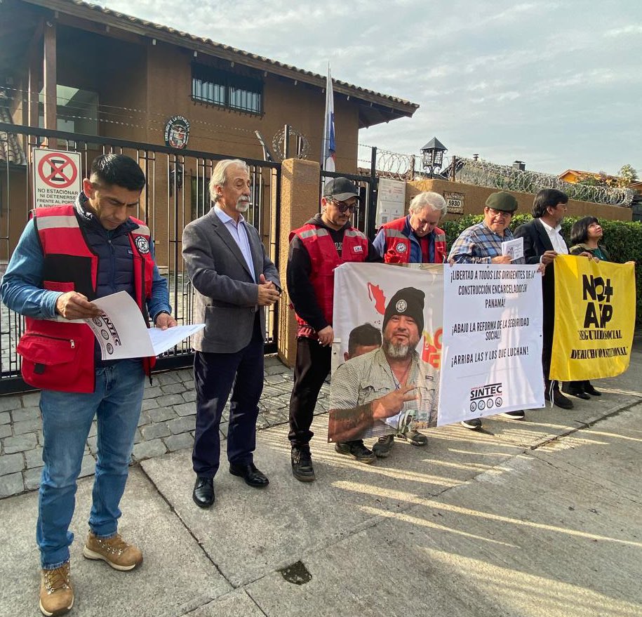 Coordinadora No+AFP (@cnt_nomasafp) on Twitter photo 📣Junto a <a href="/Sintec_Chile/">SINTEC Chile</a> en las puertas de la Embajada de Panamá, solidarizando con la lucha del pueblo panameño que resiste con huelga general las intenciones de su gobierno de instalar las AFP en Panamá.😡
Toda nuestra fuerza para ellos!
Acá seguimos diciendo con fuerza💪🏼 📣Junto a <a href="/Sintec_Chile/">SINTEC Chile</a> en las puertas de la Embajada de Panamá, solidarizando con la lucha del pueblo panameño que resiste con huelga general las intenciones de su gobierno de instalar las AFP en Panamá.😡
Toda nuestra fuerza para ellos!
Acá seguimos diciendo con fuerza💪🏼