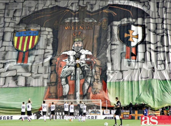 Valfaraig78's tweet photo. #QueVuelvaLaCN10 @HoolsVCF1919 
@valenciacf #LimGoHome CN10⚪️⚫️ https://t.co/GHzu91HuTc