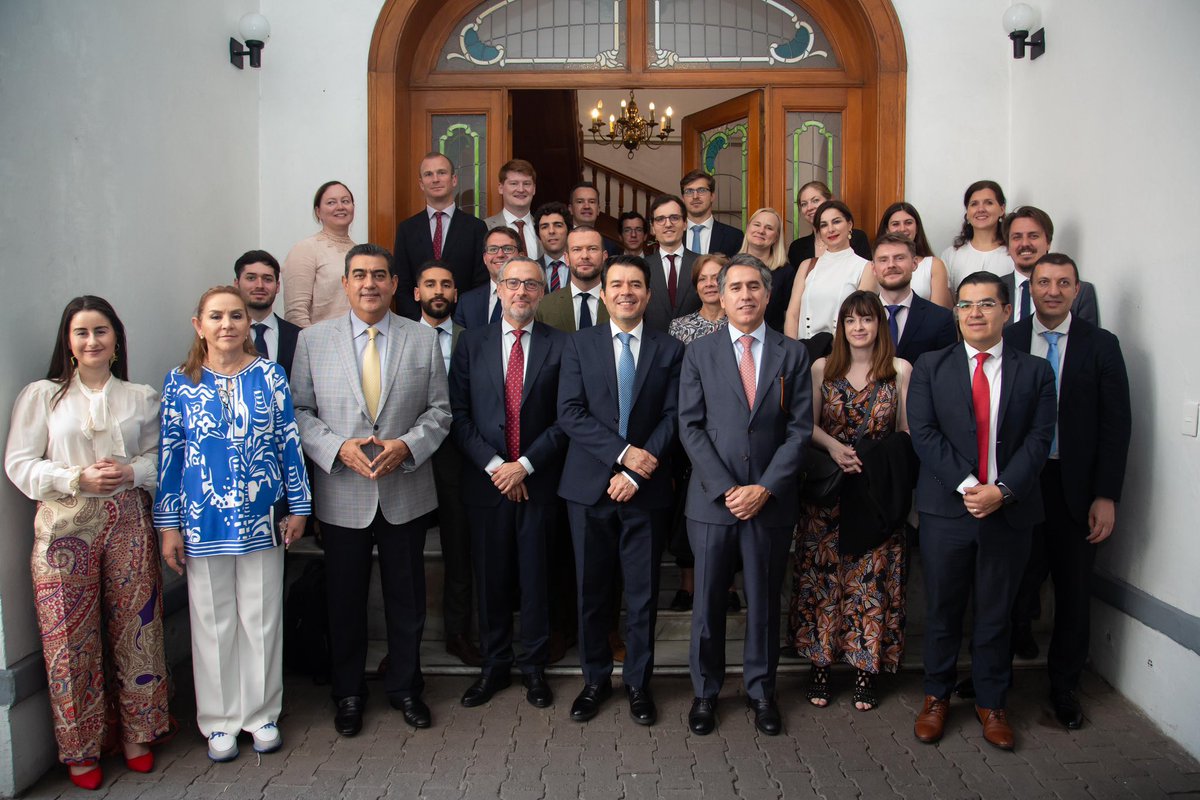 arturomedinap's tweet photo. Por instrucciones de la licenciada @rosaicela_, secretaria de @SEGOB_mx, encabezamos una reunión con integrantes del Grupo de Trabajo del Consejo de la Unión Europea para América Latina y el Caribe (COLAC), a la que asistieron la @SRE_mx y representantes de la Delegación de la Unión Europea en México.
 
Durante el encuentro compartimos aspectos relevantes de la estrategia de repatriación “México te Abraza”, que es un trabajo articulado e interinstitucional del @GobiernoMX para brindarles atención, alojamiento y traslado a sus comunidades de origen a las mexicanas y los mexicanos provenientes de los Estados Unidos.

Con esta política migratoria humanista de la presidenta @Claudiashein, se garantizan sus #DDHH y se les brinda acceso a los programas y acciones de bienestar, vinculación laboral, salud, educación e inclusión financiera.
 
En la sesión se encontraban @FAndreUE, Embajador de la Unión Europea en México @UEenMexico; @TBruselas, presidente de #COLAC; @CarlosVaz89, titular de la Unidad de Política Migratoria, Registro e Identidad de Personas #UPMRIP; @SergioSalomonC, comisionado del @INAMI_mx, y la coordinadora de Estrategia Institucional, @Evitahduarte.