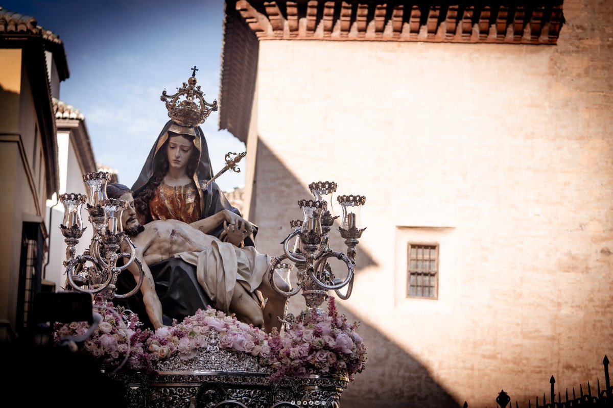 kikecofrade1's tweet photo. 𝙏𝙧𝙖𝙨𝙡𝙖𝙙𝙤 𝙙𝙚 𝙡𝙖 @Hdad_Alhambra  𝙖 𝙎𝙖𝙣 𝙅𝙪𝙖𝙣 𝙙𝙚 𝘿𝙞𝙤𝙨

Y en una tarde mágica, bajó Nuestra Señora de las Angustias de Santa María de la Alhambra. Dejándonos momentos únicos.

Le acompañó musicalmente @DespojadoGR https://t.co/mxcrhfJ7mJ